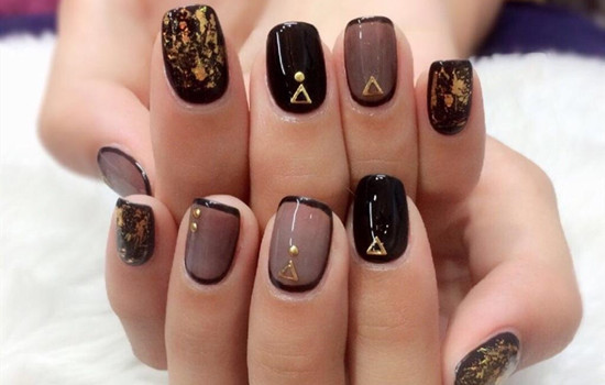 指甲扁平往上翘美甲,美甲的指甲翘起来了怎么补救