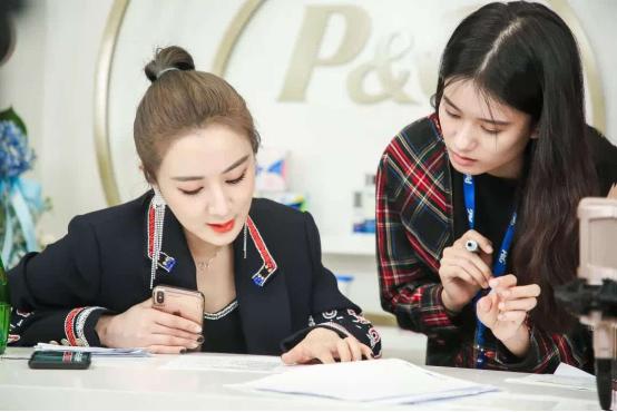 神奇的李佳琦:5分钟卖1.5万支口红,大败马云,连章子怡也心动