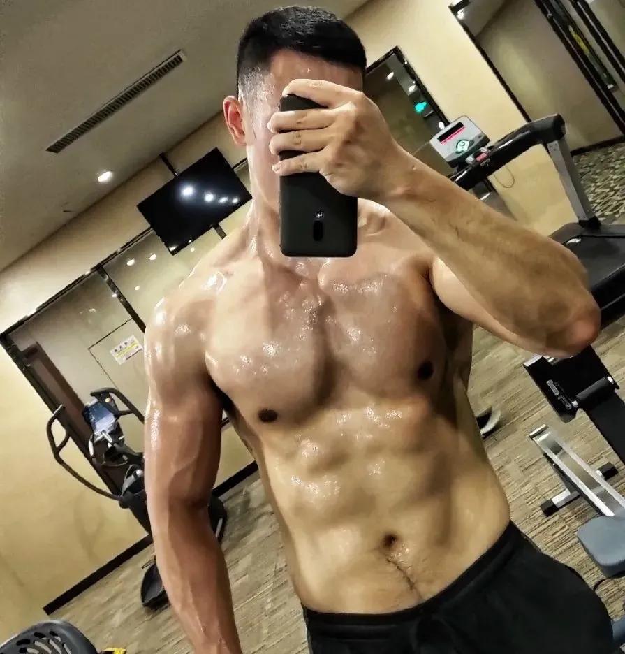 183cm福州翘臀哥走红网络，5个动作，让你男人味十足