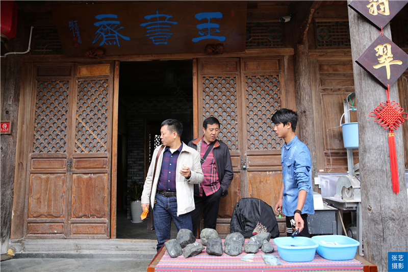 腾冲古镇旅游，游客花几千元买下翡翠赌石，一刀切下身价飙涨