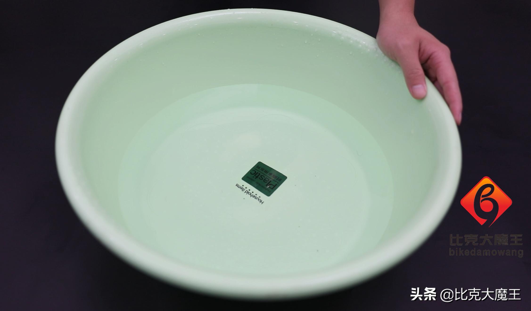 清水拖地等于白拖教你一个小技巧,哪种拖地水拖得干净没水印