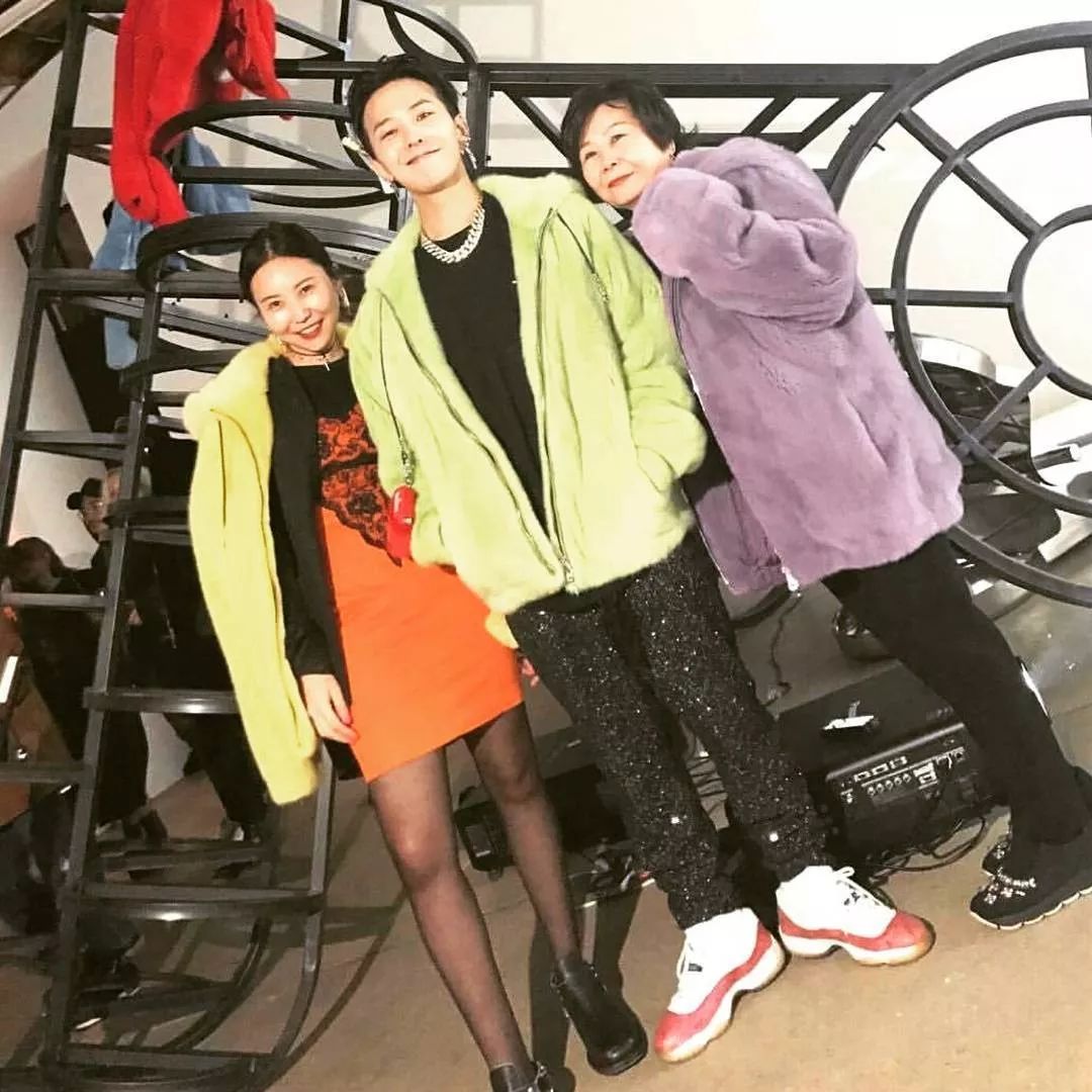 杨幂穿的潮牌aape,杨幂带火的韩国潮牌