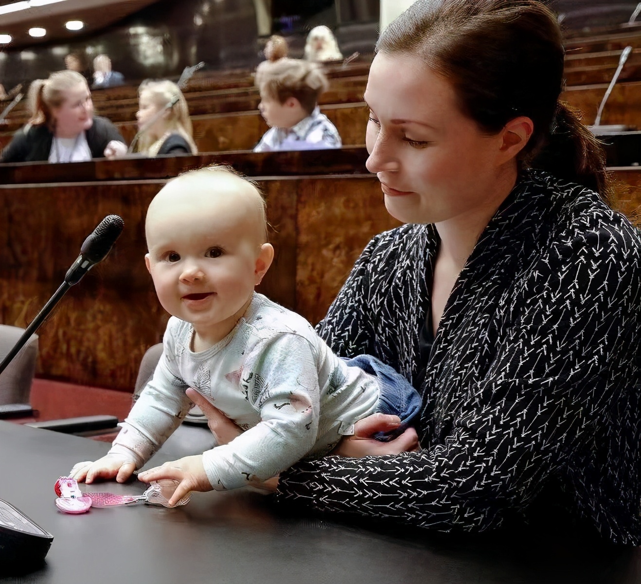芬兰女总理拍露胸写真被喷辱国！她凭什么成为世界最年轻女总理？