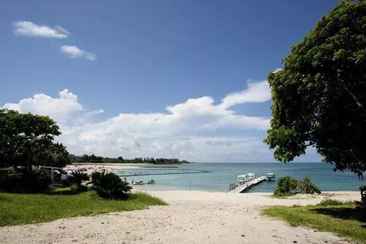 冲绳本岛散布着许多世界范围内少有的美丽沙滩