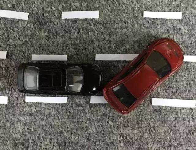 追尾了怎么处理走什么保险,追尾如何判断是什么责任