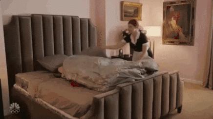 买了名牌包又得买名牌衣服,买了大牌包包后悔吗