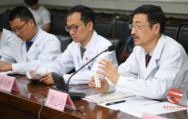 刘女士很激动：我终于能行走了！西安市红会医院实施全球首例3D打印人工颈椎间盘置换术助其恢复行走