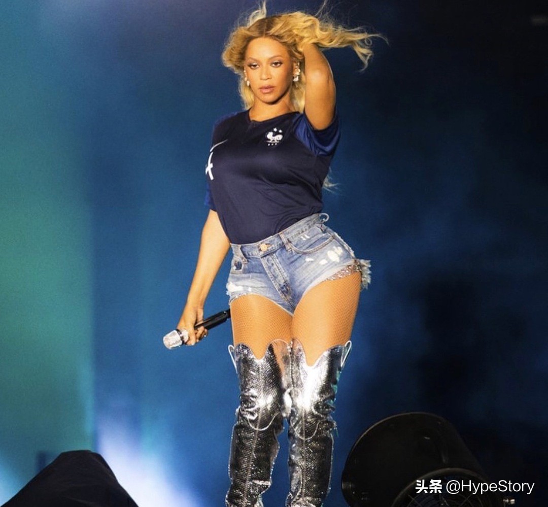 巨星蕾哈娜低调现身世界杯,蕾哈娜舞台服饰