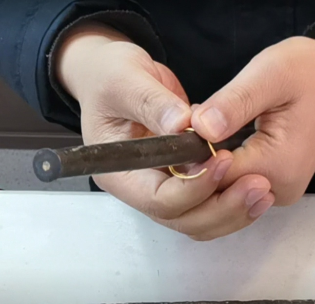 黄金戒指怎么戴才不会变形,黄金戒指如何更换