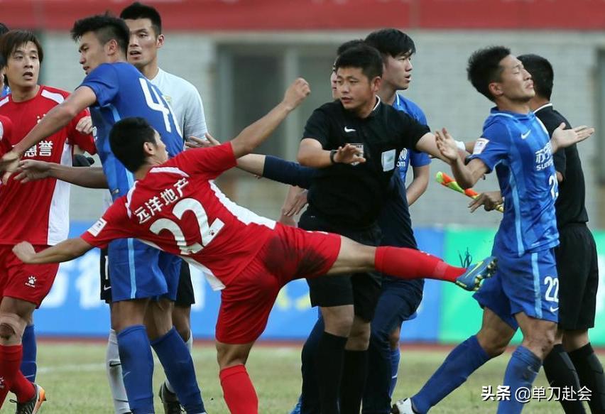 全球最严重足球场外踩踏事件,球场上令人发指的瞬间