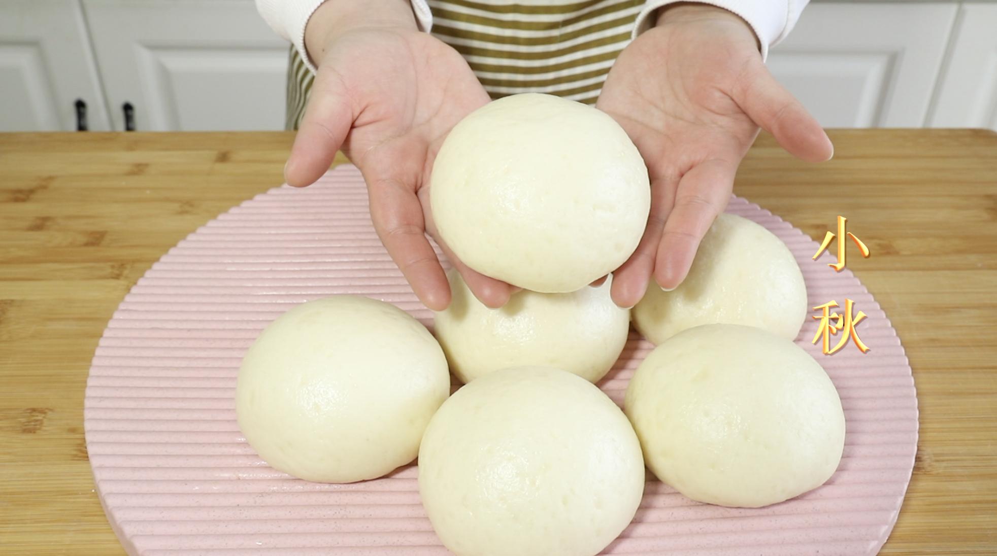 用开水烫面做馒头,是老一辈蒸馒头的方法,不发面个个暄软回甘