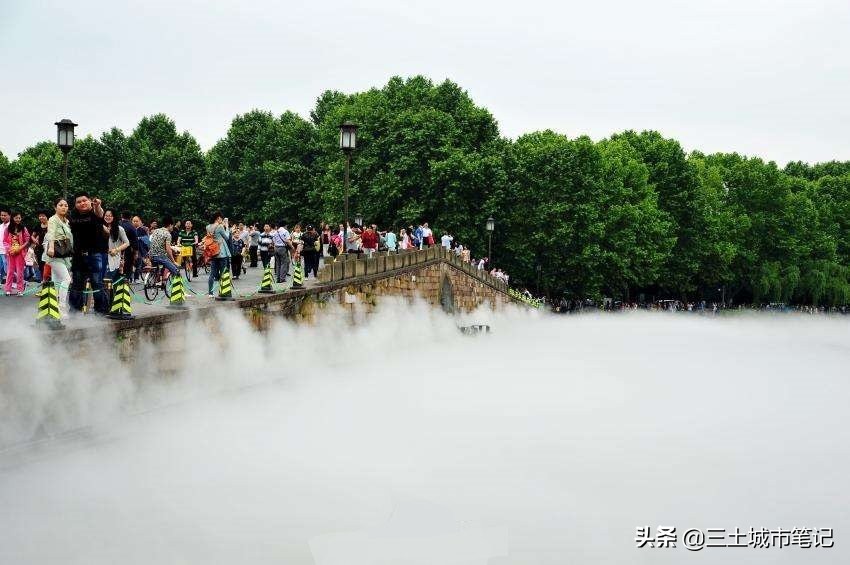一线老破小和二线大平层,三线城市大平层和别墅哪个好