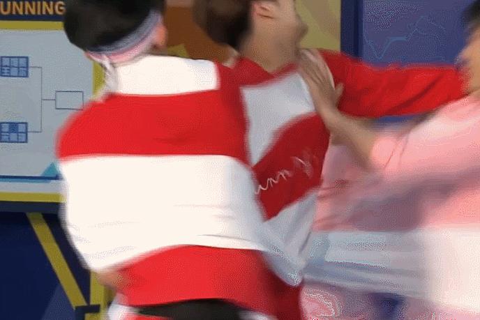 奔跑吧撕名牌李晨vs黑衣人,奔跑吧李晨暴扣最后赢得比赛