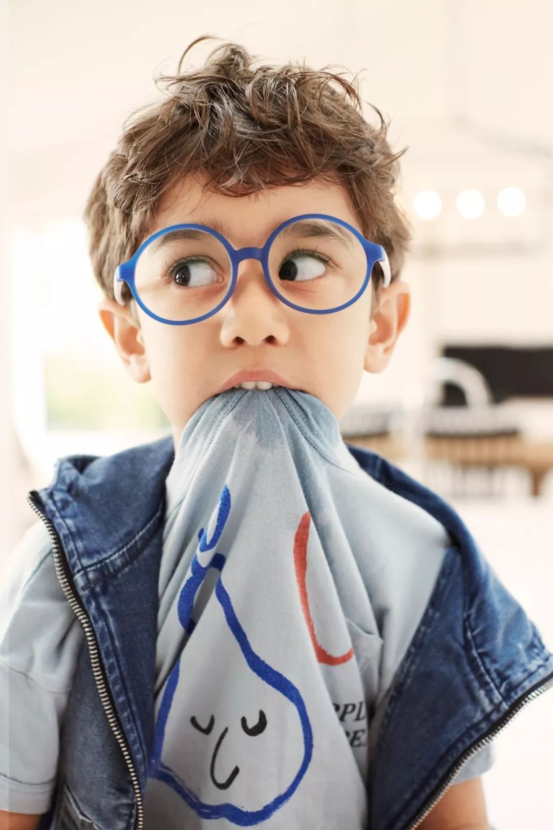 小孩啃指甲对不对,孩子啃指甲吃手指是怎么了