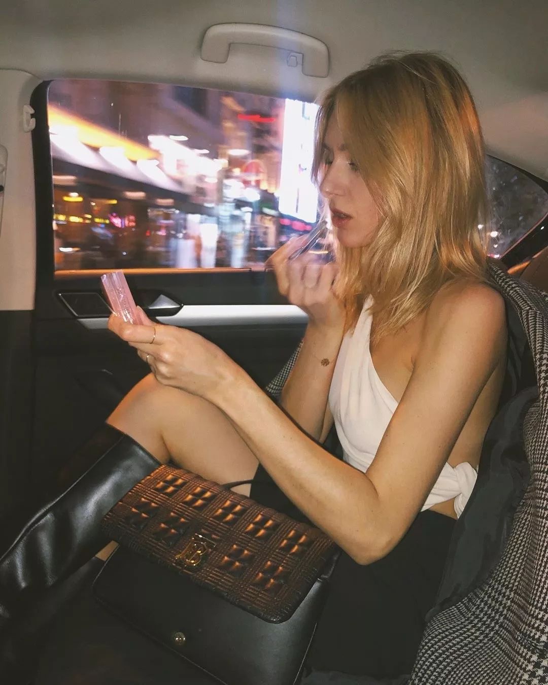 女人为什么总是爱买衣服,爱买衣服的女人有多好配音