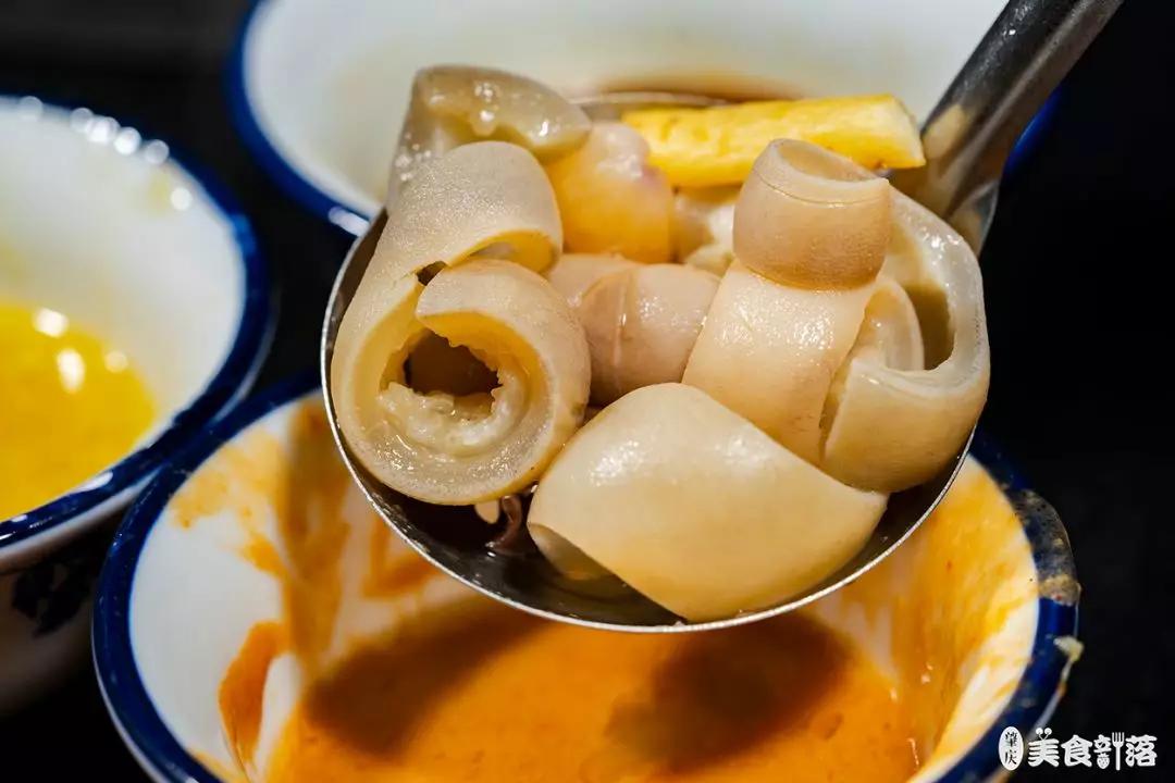 终于吃到啦！靠着明档新鲜现切的驴肉火足多年，人均30+大胆吃