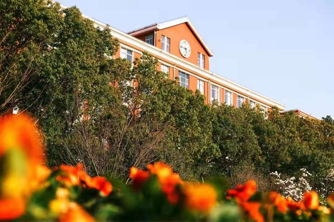 中国*产党共**创办的第一所高等学府，以城市名字命名，孙中山、毛*东泽**直接关怀！