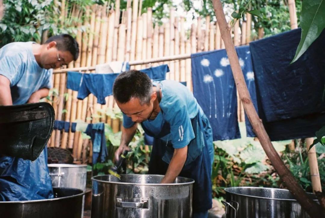 租下城郊200㎡小院,和陌生人一起生活5年:唱歌、染布、盖树屋