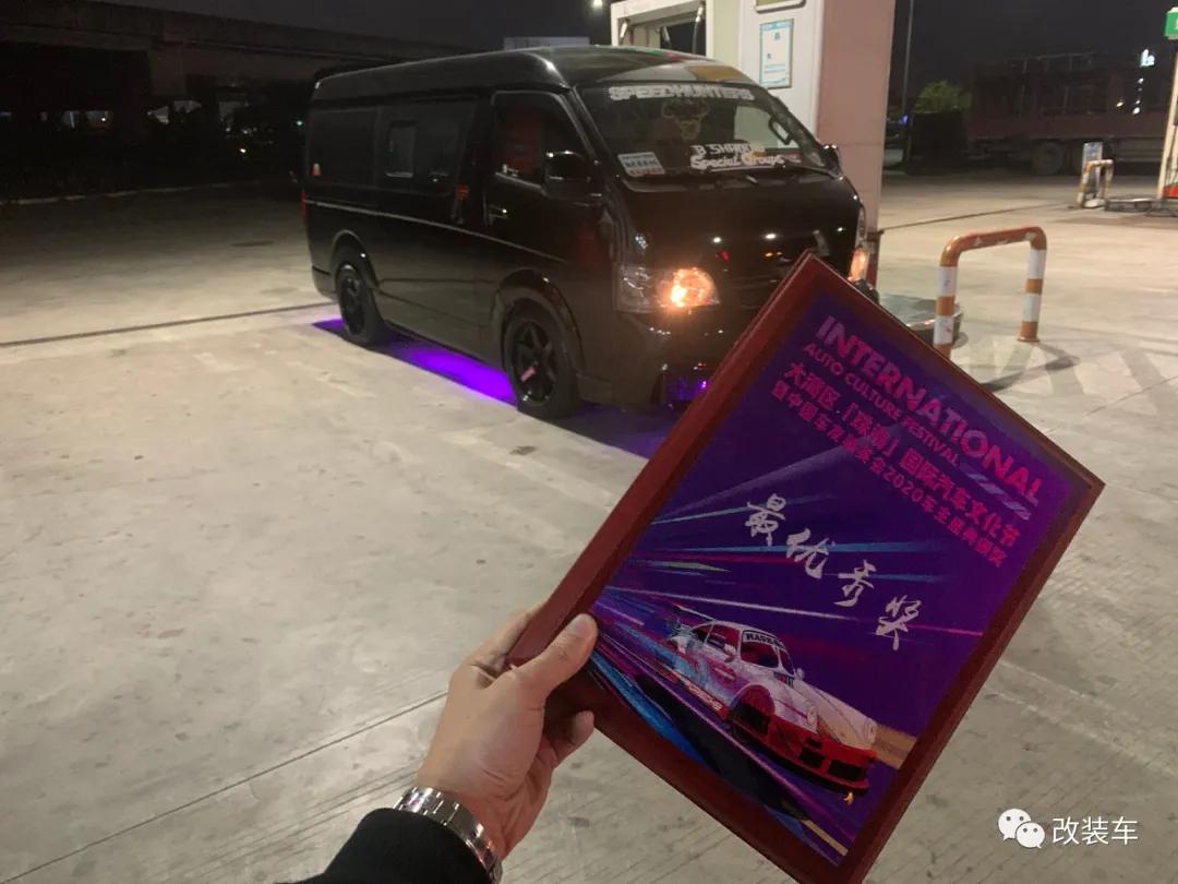 金杯海狮能推着么,金杯海狮可以坐几个人