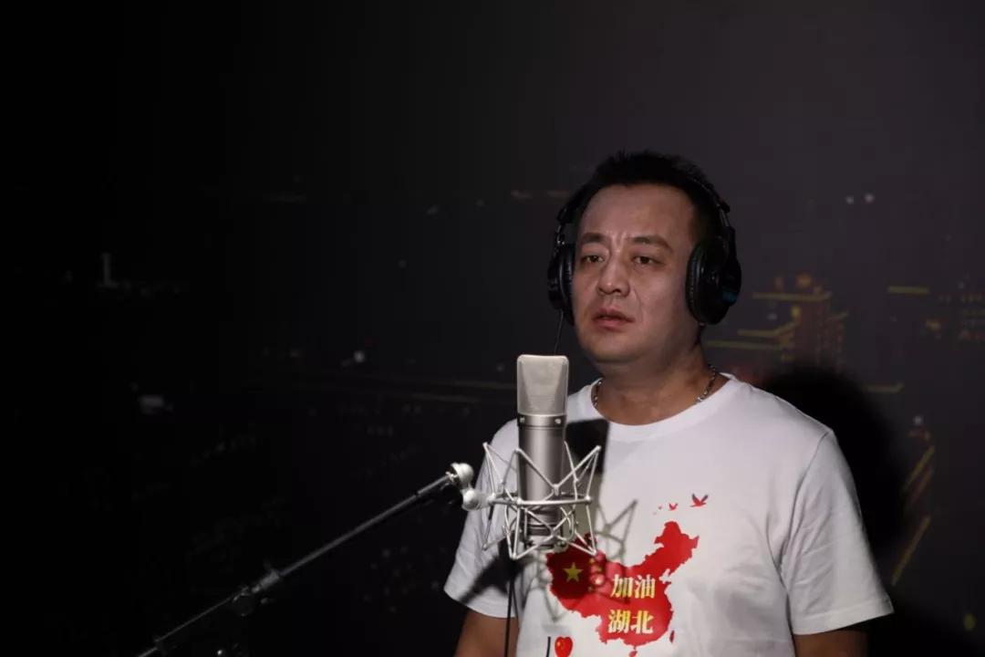 讴歌逆行者礼赞生命作文,众志成城礼赞最美逆行者