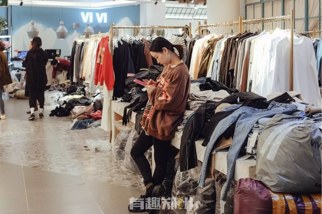 郑州银基商贸城,时尚和繁华背后,多的是你不知道的辛苦和忙碌