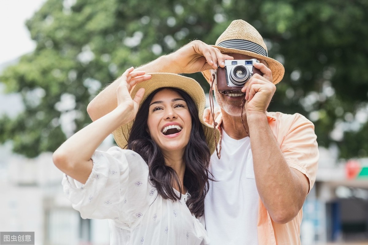 40岁已婚女人爱上别的男人的表现,如果已婚女喜欢自己怎么办