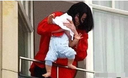 迈克尔杰克逊的儿女照片,迈克尔杰克逊的儿女皮肤