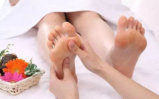 正确按摩脚底穴位的方法,脚底七步按摩法