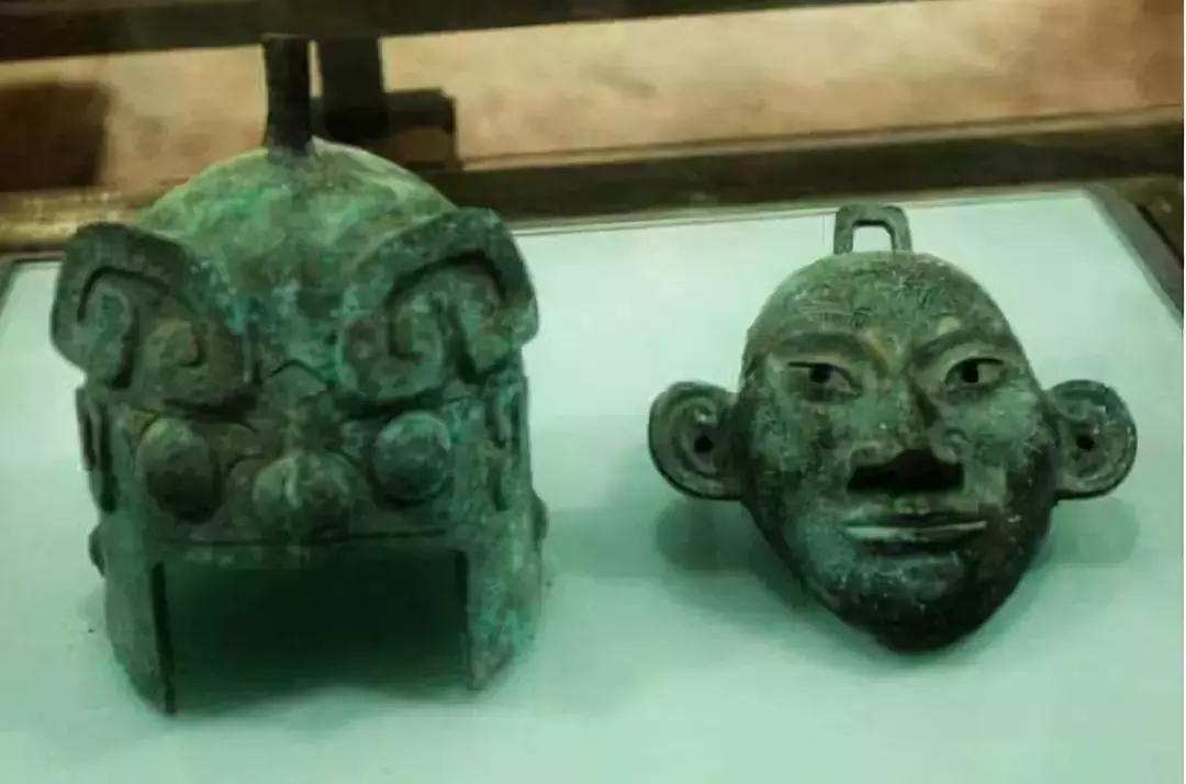 中世纪头盔和现代头盔对比,中世纪封闭式头盔