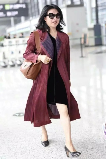 奔五的姐姐,奔五女性穿大衣怎么穿时尚又简约