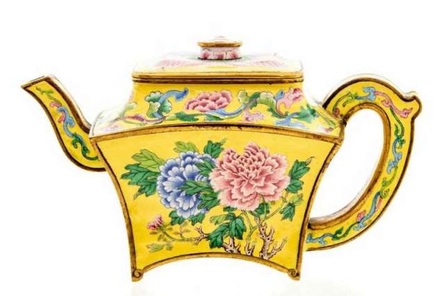 英国一男子挖出一瓶老酒,英国男子挖出150年前老酒