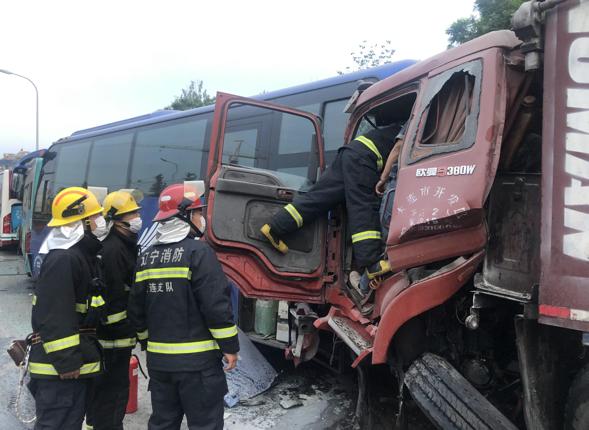 第五郡着火,闹市区大货车失控