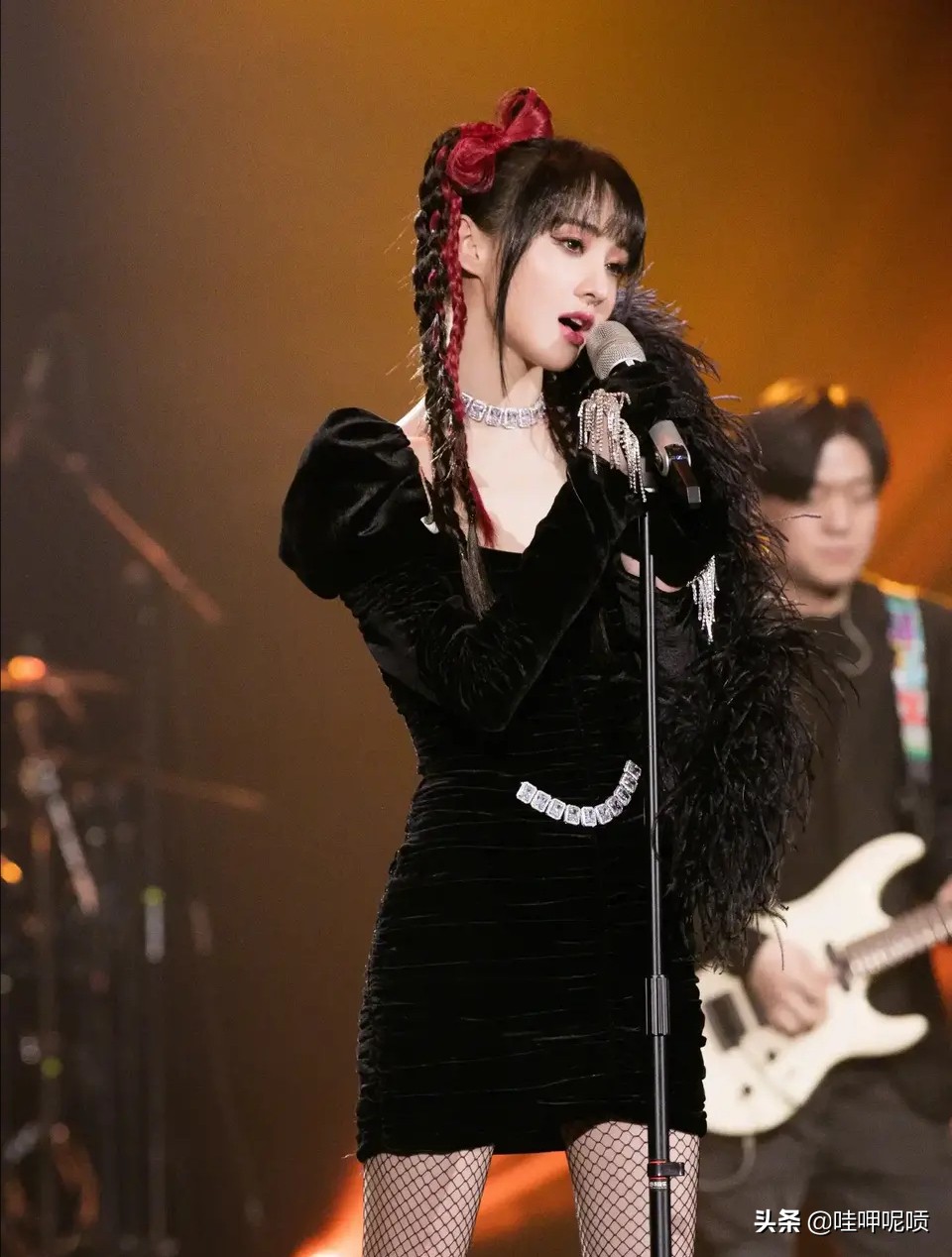 郑爽化身“暗黑萝莉”，黑色羽毛短裙配渔网袜，酷炫造型性感迷人