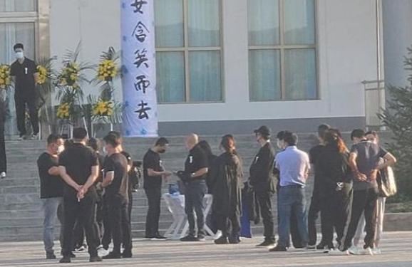 于月仙告别仪式赵本山去现场了吗,于月仙参加赵忠祥葬礼的穿着