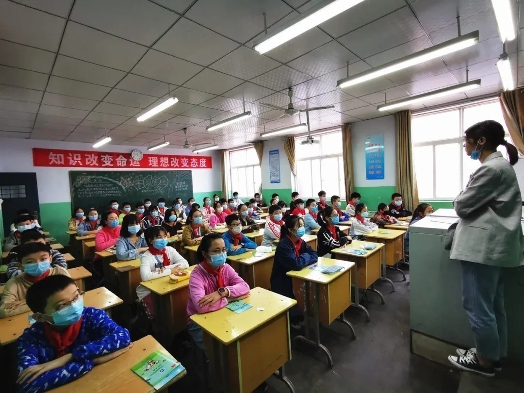 雪峰小学开学第一天的视频,桃源小学开学第一天