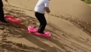 回家的路上看到这么多钱,背包都装不下啊,现在该怎么办