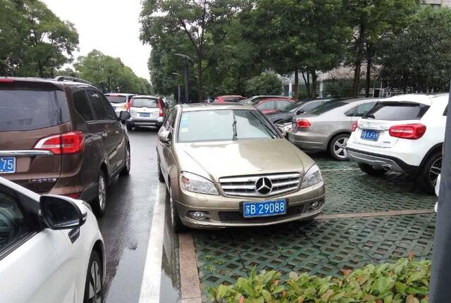 车被挡住了对方不来挪车,车子被堵对方不来挪车