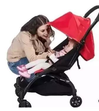 婴儿车导致婴儿脊柱弯曲,婴儿车躺着不平影响宝宝脊柱