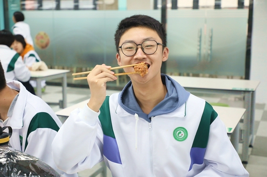 济南济钢高级中学兴隆校区食堂,济南济钢高级中学的食堂