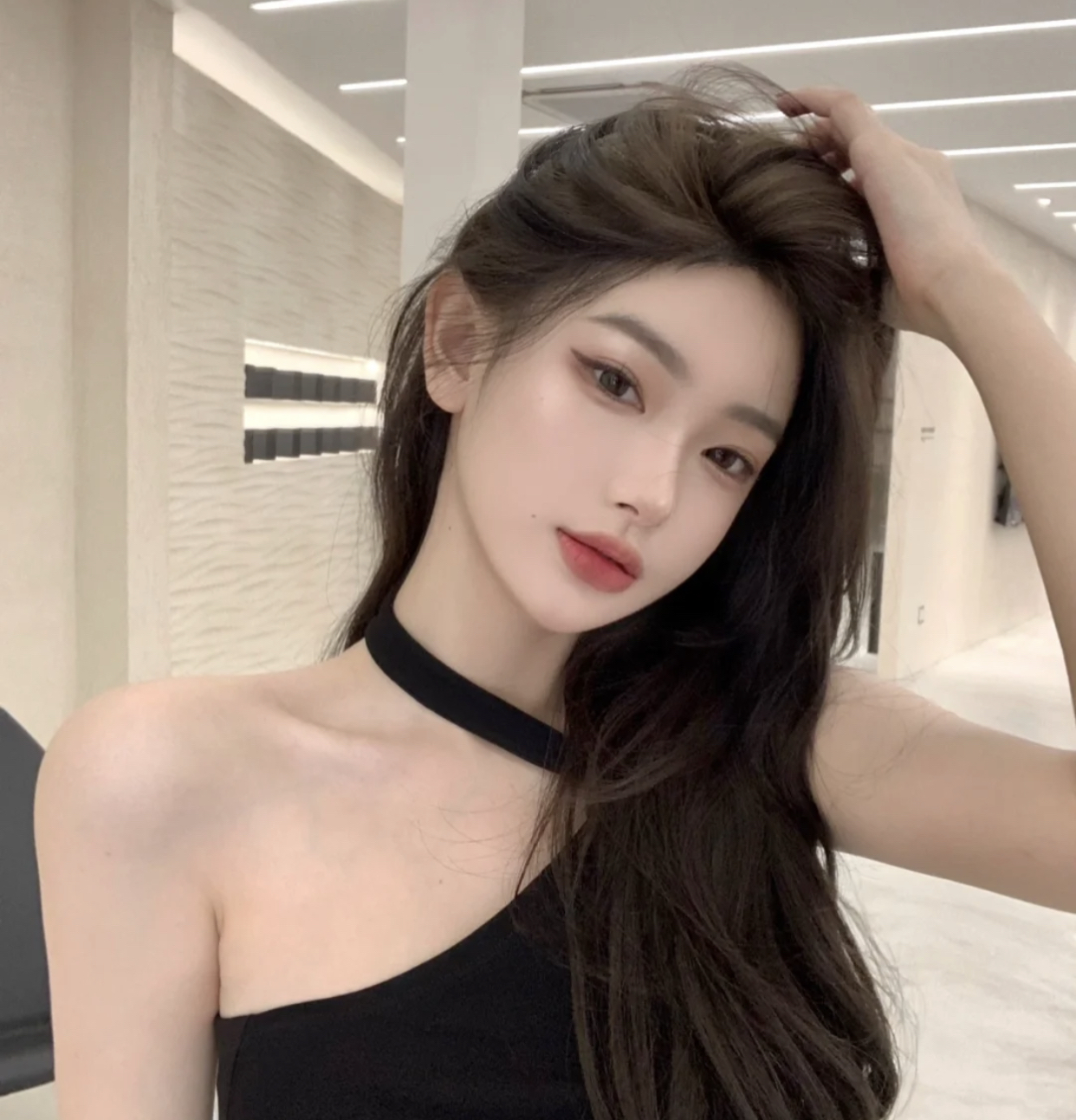 有很深颈纹的女生怎么改善,颈纹难看显老如何改善