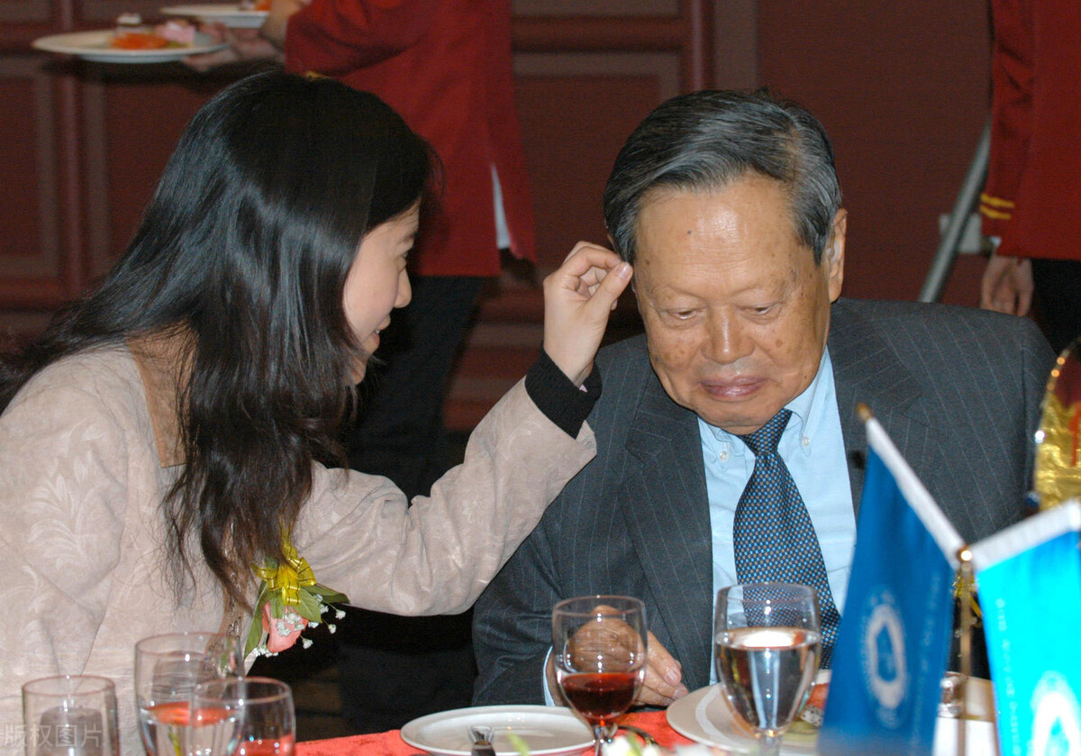 95岁的杨振宁和45岁的翁帆,杨振宁和翁帆的忘年恋现状怎样