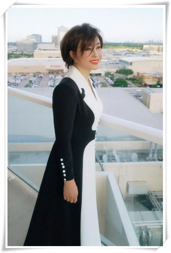 刘晓庆不化妆照片曝光,63岁刘晓庆出席活动大秀锁骨皮肤