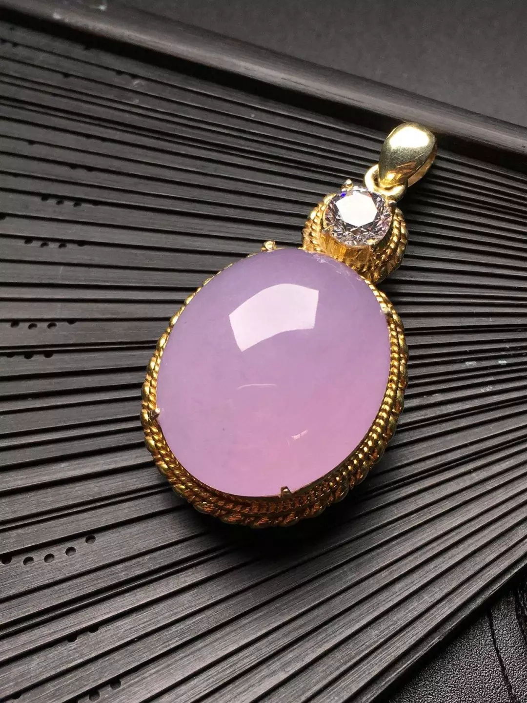 为啥翡翠的紫色被称为“春色”?这么香艳的名称其实源于一道菜