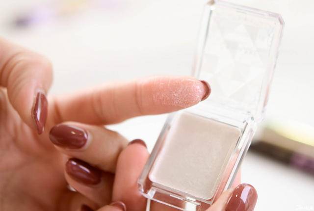 眼睛比较敏感用什么质地的眼影,眼睛凸买什么色的眼影