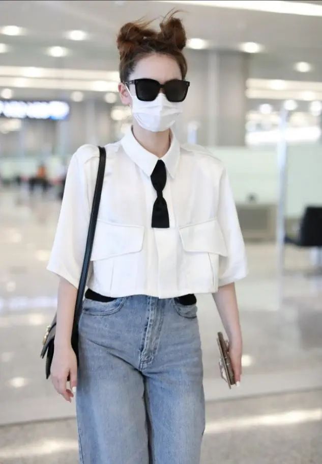 戚薇太个性，嫌领带太长直接剪一半，双丸子头炸毛了