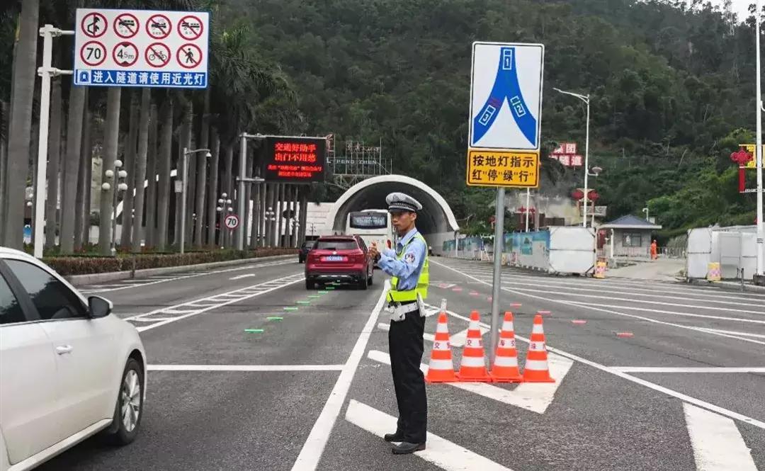 珠海板樟山慢行隧道,珠海板樟山隧道千米红色长廊入口