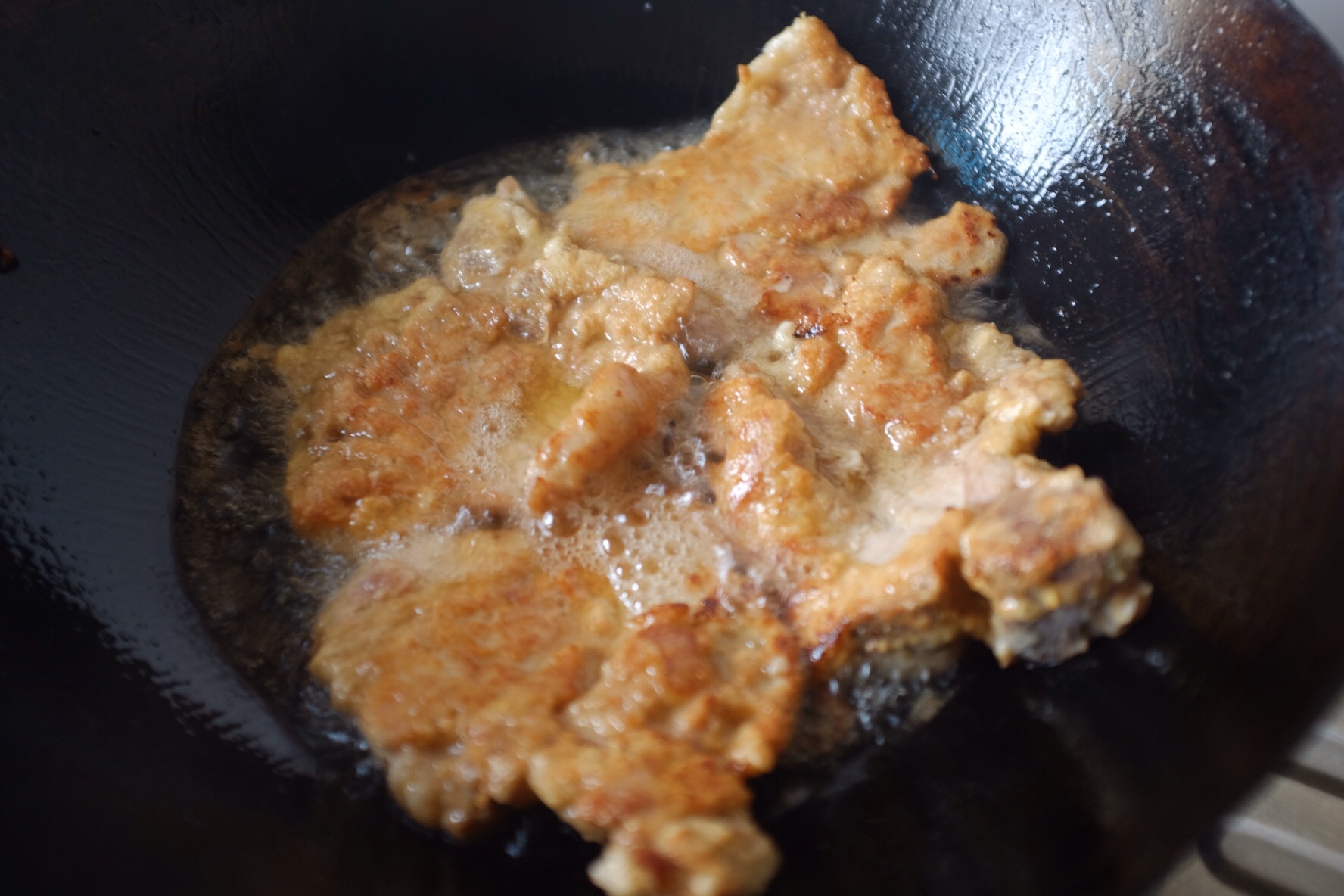 猪大排这样做嫩而不柴，酱香味浓郁，百吃不厌