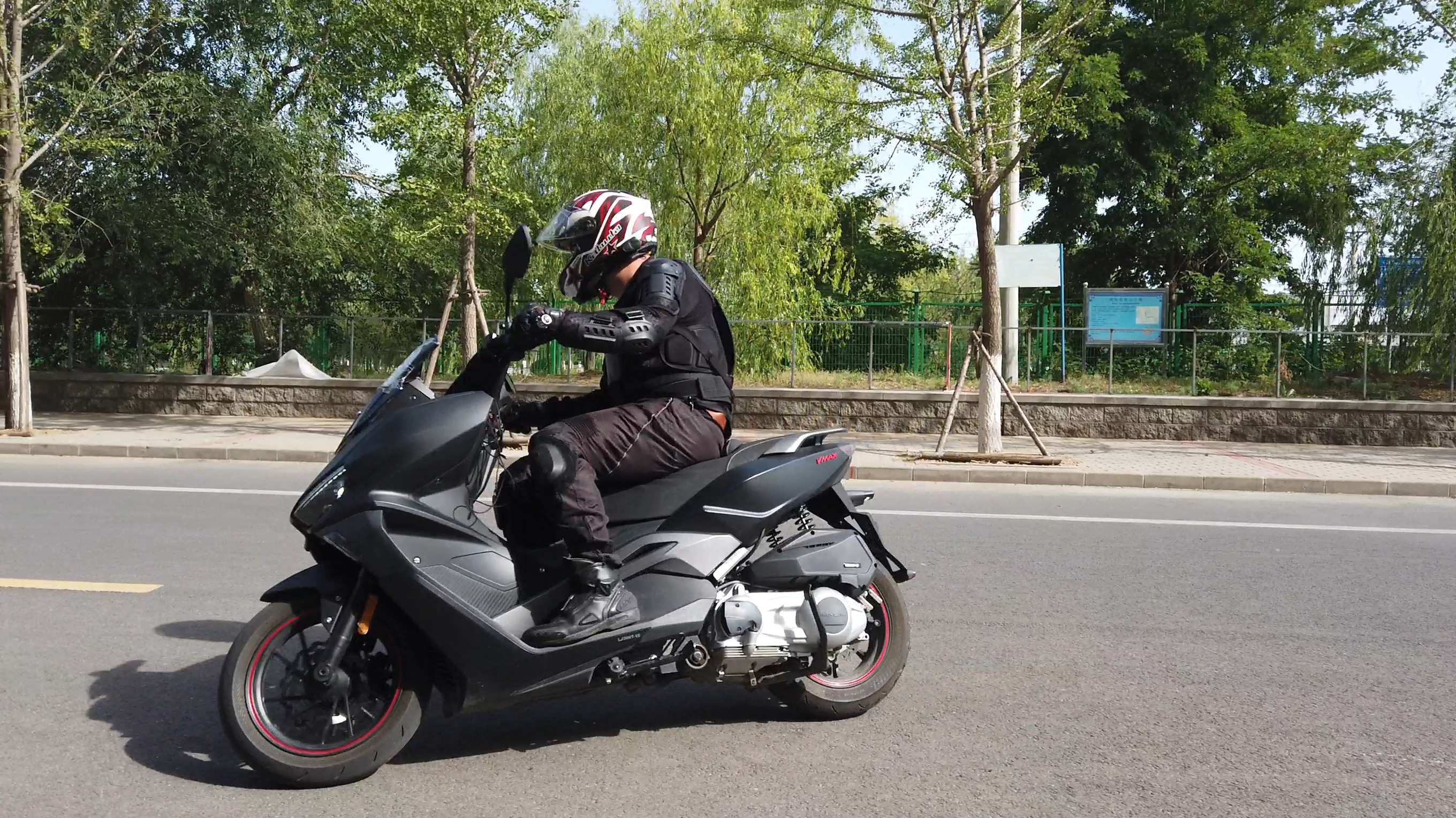 龙嘉vmaxie300n运动型踏板300cc,龙嘉vmaxie300运动型踏板300cc