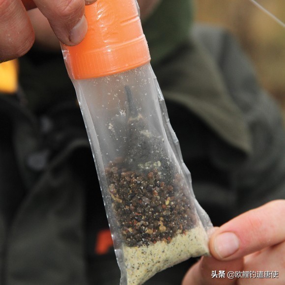 外国人钓鱼打窝技巧,老外用超大饵钓鱼