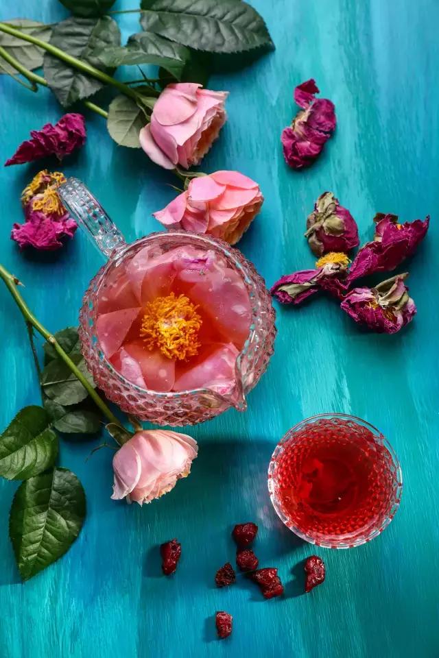 她在北京开了一家可以吃的花店,受众人追捧,还引来了李健